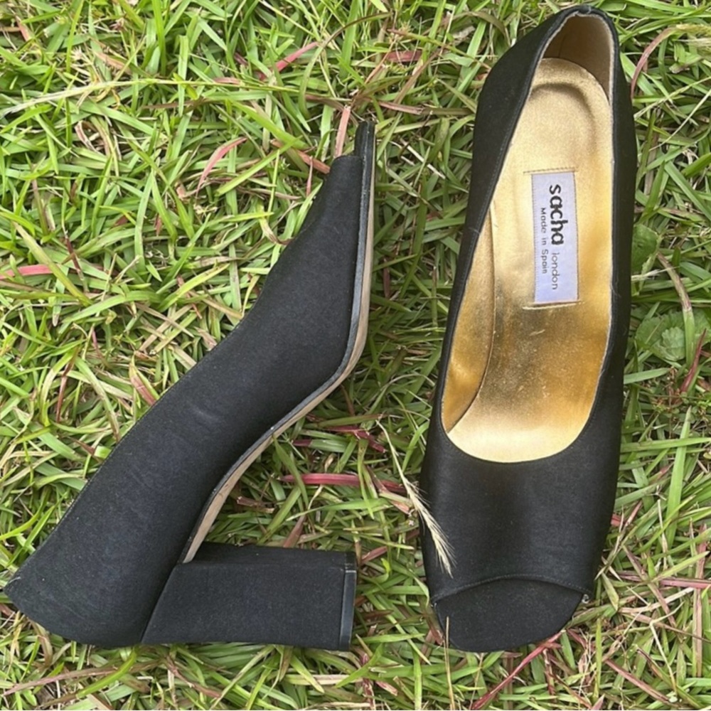 {VTG} SACHA LONDON | 1980s peep toe block heel pump in black satin, size 8